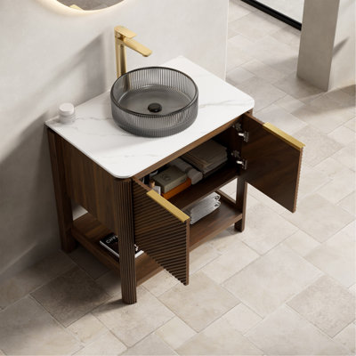 Meuble-lavabo 30 po, meuble de rangement autoportant en contreplaqué avec 2 portes diagonales rayées et tablette ouverte, lavabo en verre de transport noir et plateau en pierre frittée blanc de Carrare, grain de bois noyer foncé