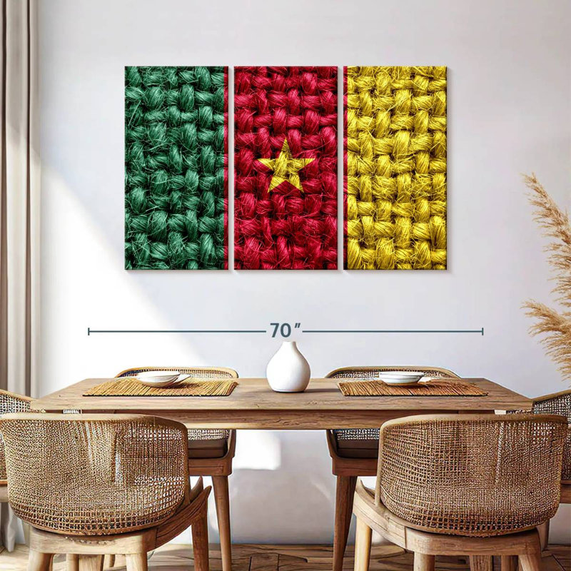 Tissage de paille avec le drapeau camerounais, H 36 po x l 57 po