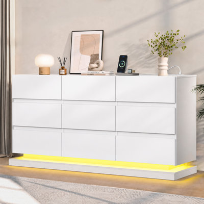 Commode moderne à 9 tiroirs de 157 cm de large avec éclairage DEL, meuble de rangement suspendu avec station de recharge, commode à 3 colonnes pour chambre, salon et couloir.