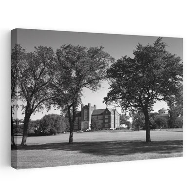 Campus des années 1970 du Collège Emporia au Kansas avec des bâtiments en brique nichés parmi des arbres