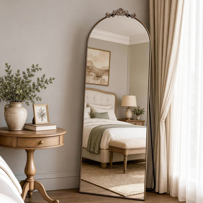 Miroir de plancher rétro arqué pleine longueur, miroir intégral encadré orné et sculpté, autoportant, incliné et fixé au mur pour le décor de la chambre à coucher et du vestibule