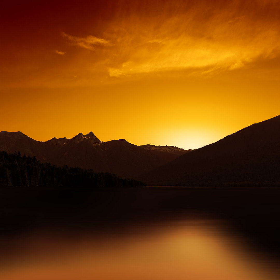 Sonnenuntergang am Bergsee