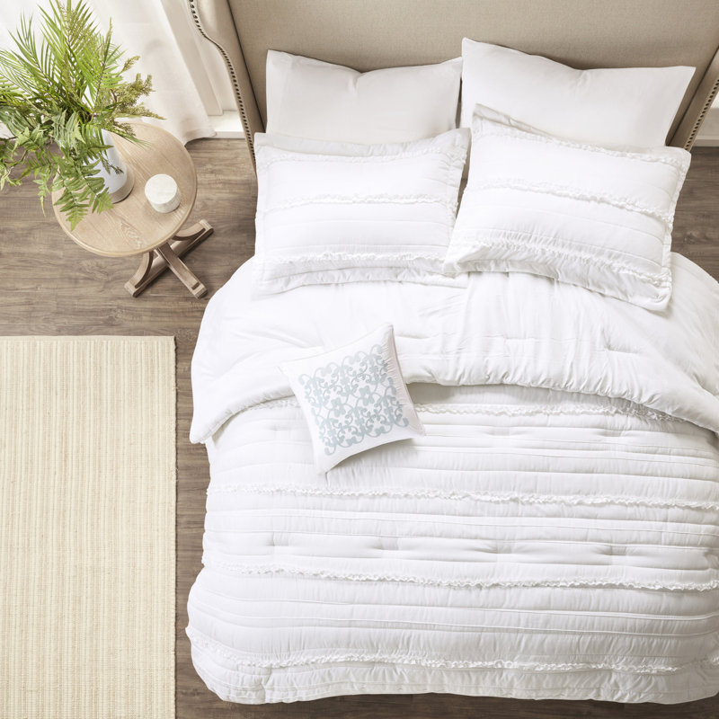 Édredon en microfibre 5 pièces pour très grand lit, blanc, présentant le très grand lit à volants Grace en microfibre blanche