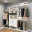 Armoire-penderie moderne blanche avec 6 tablettes et 3 tiroirs