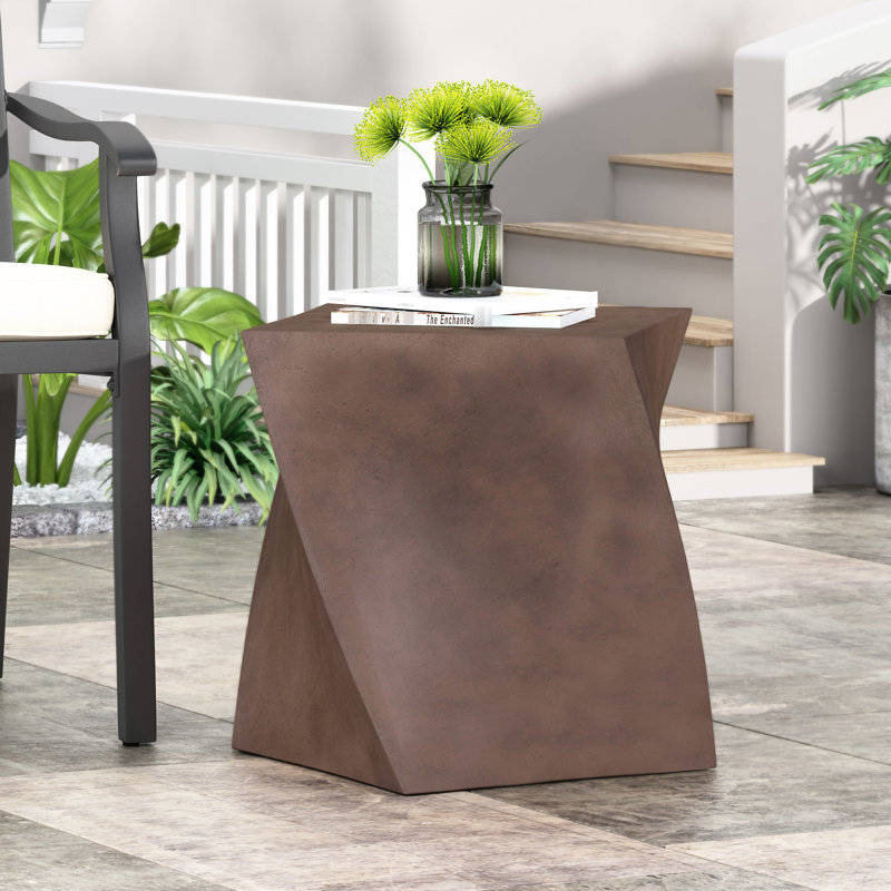 Table d'appoint en béton légère avec structure pratique, qui répond aux exigences de l'utilisateur en matière de design fonctionnel et de besoins quotidiens