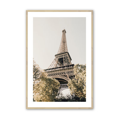 «Elettra Parisian Icon» encadrée sur papier par Krista Broadway