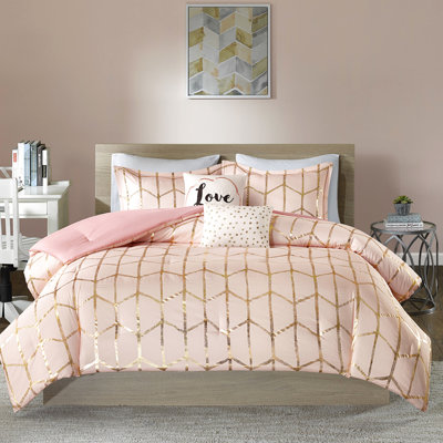 Édredon avec fond rosé et imprimé métallique doré avec coussins