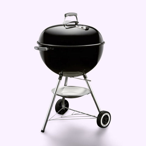 Barbecue au charbon de bois de type "kettle" noir.