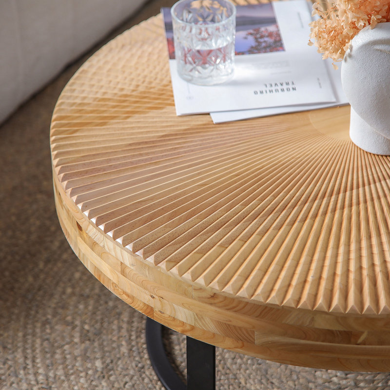 Table basse moderne et ronde à motif sculpté en bois avec pieds en métal