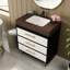Meuble-lavabo Mid-Century moderne avec lavabo en céramique et plateau en pierre frittée. Il comporte un tiroir inclinable à fermeture en douceur pour un rangement efficace. Les pieds en acier thermolaqué ajoutent de la stabilité