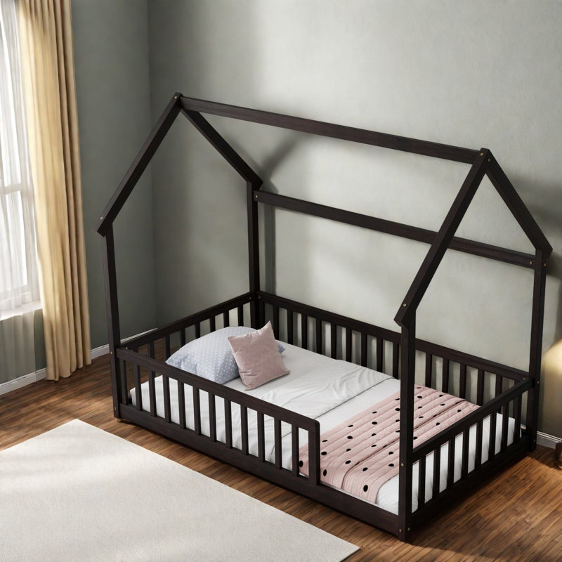 Lits sûrs au sol, structure de maison en bois de pin, chambre d'enfant de style campagnard