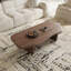 Table basse moderne au fini noyer avec design artistique incurvé