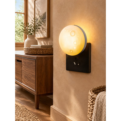 Cette veilleuse murale lunaire à brancher combine un design de lune à DEL à intensité variable avec une minuterie et un éclairage à 3 couleurs, servant d'éclairage décoratif pour les chambres, les salles de bains, les corridors, les enfants, les adultes, la décoration intérieure ou pour nourrir les animaux domestiques.