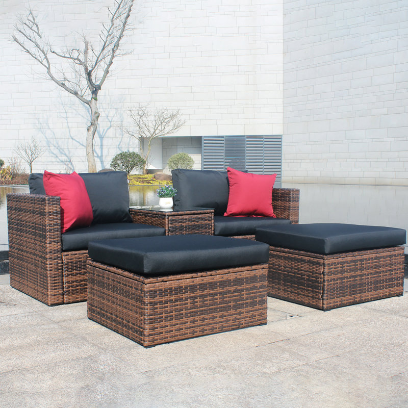 Ensemble de conversation modulaire en osier brun avec coussins noirs et coussins rouges pour l'extérieur