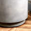 Table d'appoint ronde HOMcom, table d'appoint légère avec finition en béton, table de bout avec 4 pieds réglables pour intérieur, extérieur, gris foncé