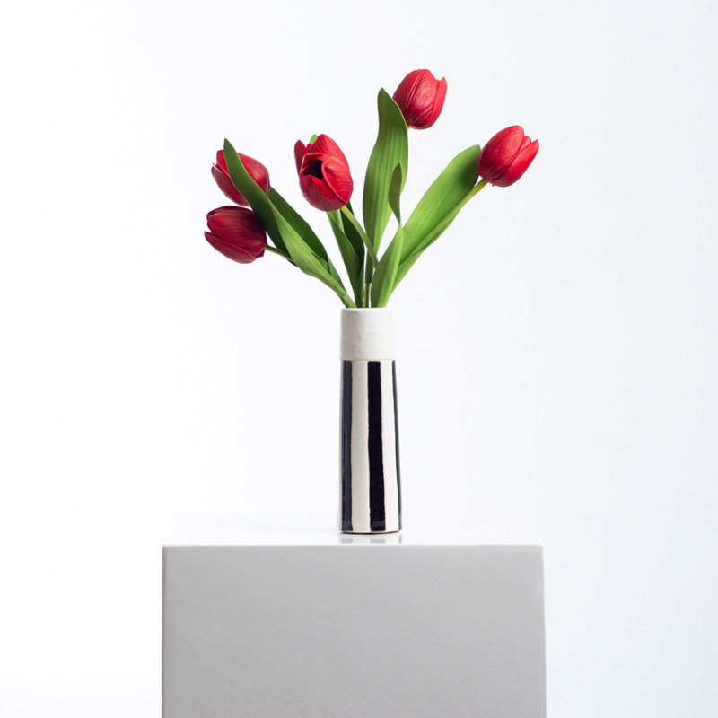 Véritable touche de tulipe dans un vase, Rouge