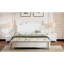 Grand lit plateforme blanc de style rétro avec structure en lattes de bois ferme, support et support,