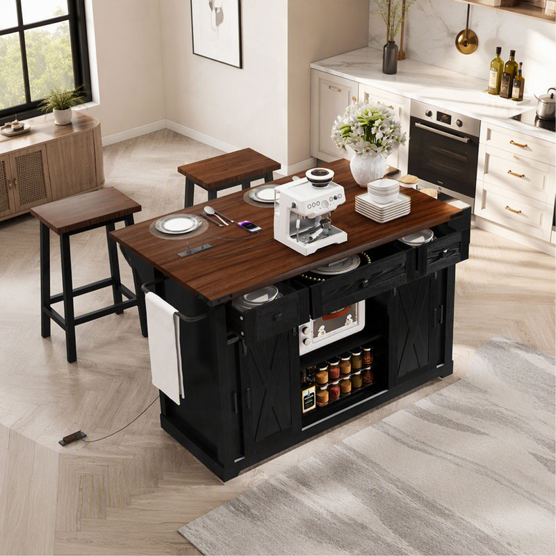 Îlot de cuisine K&K style ferme de 58 pouces avec rangement, porte coulissante de style grange et porte latérale en métal grillagé, îlot de cuisine roulant sur 5 roues avec porte-épices, porte-verres, table d'îlot avec abattant pour la cuisine.