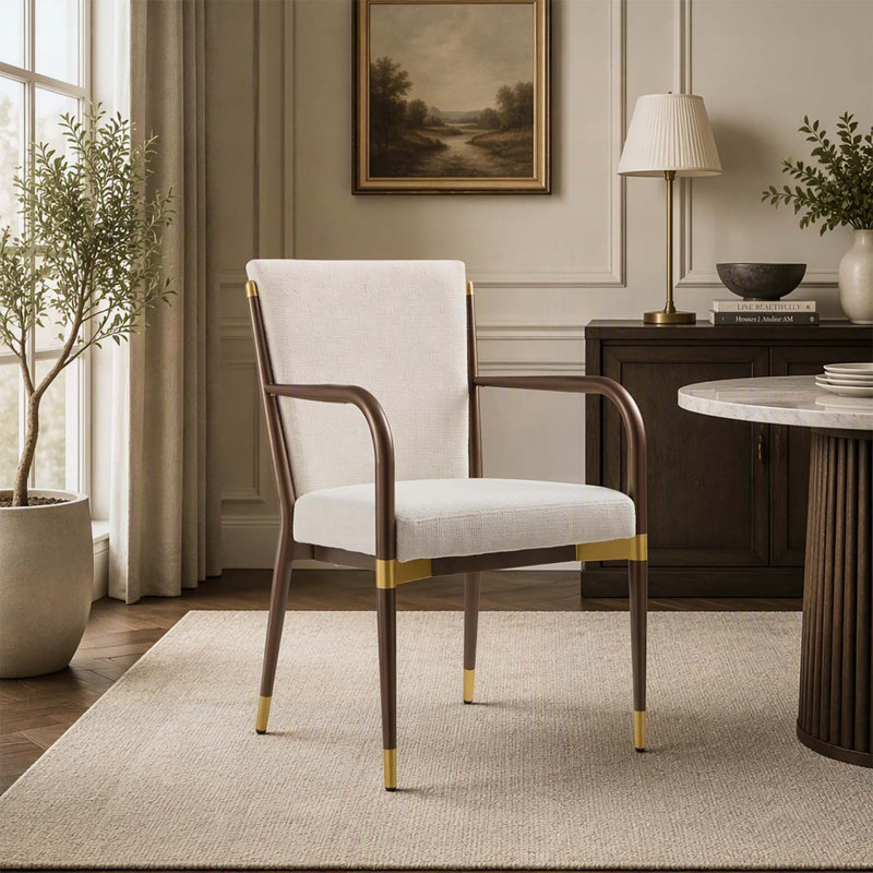 Ensemble de 2 fauteuils de salle à manger modernes avec structure en fer robuste et élégants détails dorés pour une décoration intérieure raffinée.