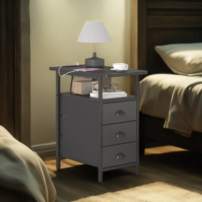 Table de bout mince avec station de charge, 3 tiroirs et tablettes - USB, prise de courant et ports de type C inclus pour le salon, la chambre à coucher ou le bureau