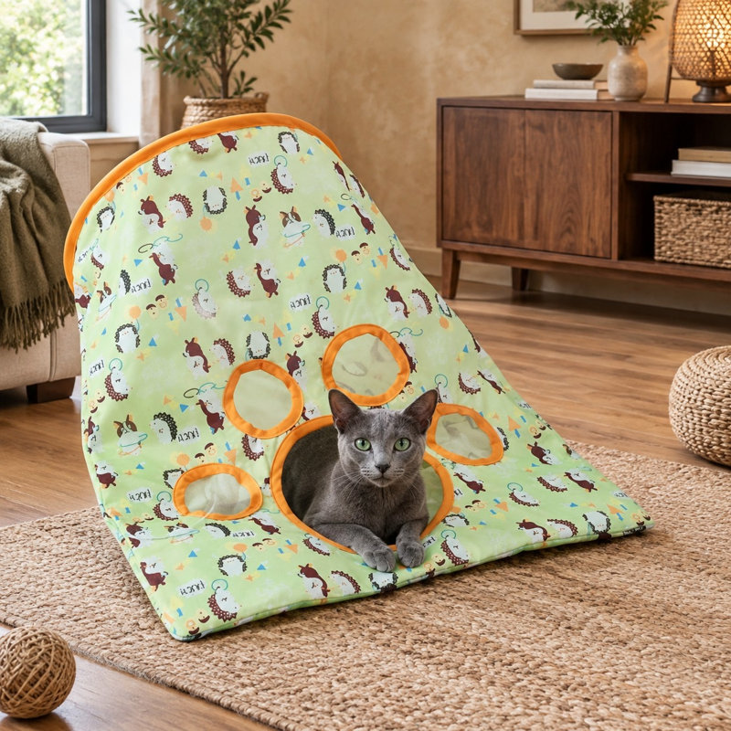 Du papier froissé et une balle en peluche transforment ce sac tunnel pour chat, idéal pour jouer à cache-cache, en un jouet interactif.