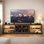 Meuble télé de style ferme de 200 cm avec éclairage DEL, hauteur de 46 cm, compatible avec les téléviseurs jusqu'à 203 cm, en bois, avec étagères de rangement et portes grillagées de style grange, idéal pour le salon, couleur gris-brun rustique.