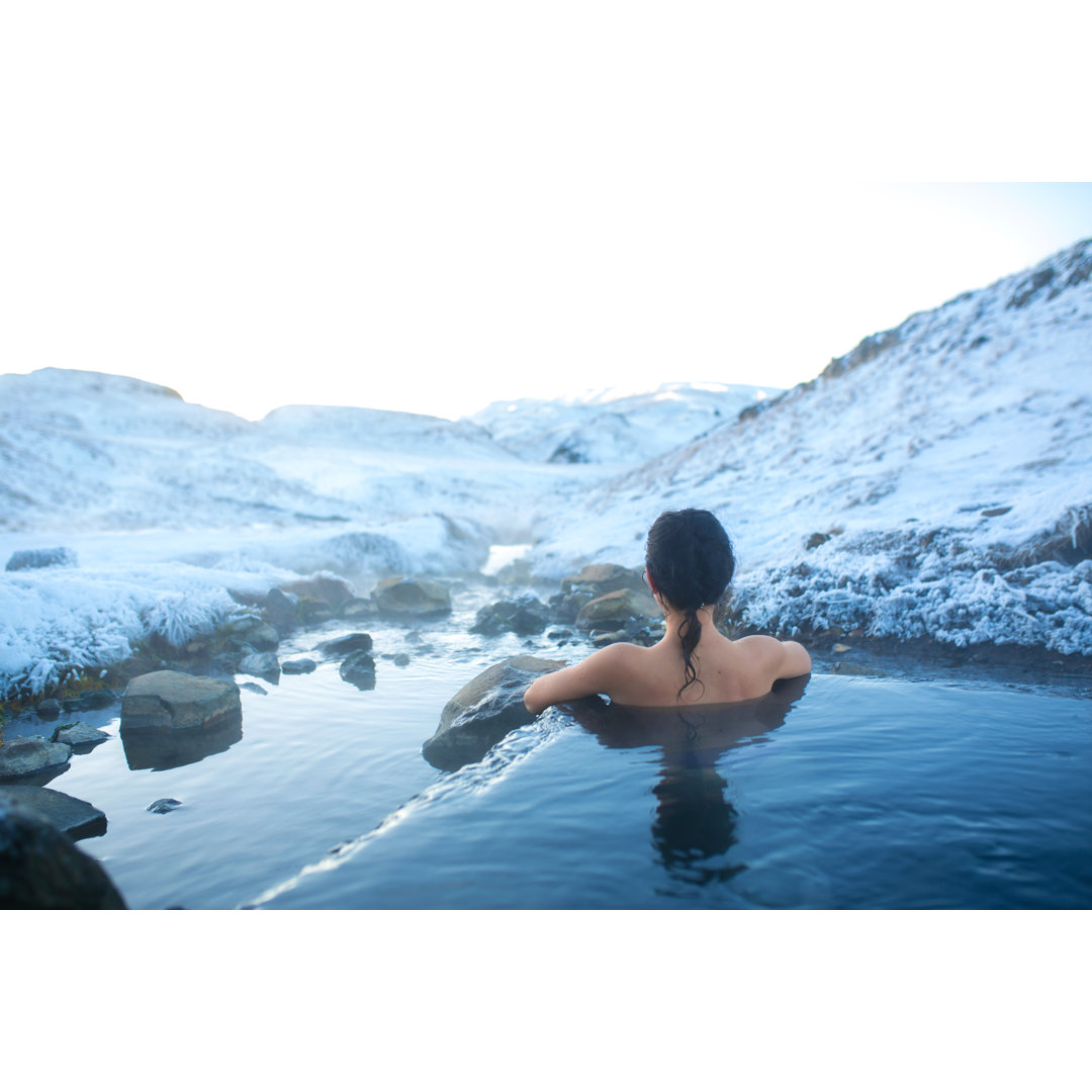 Frau beim Baden im Frühling - Leinwandbild