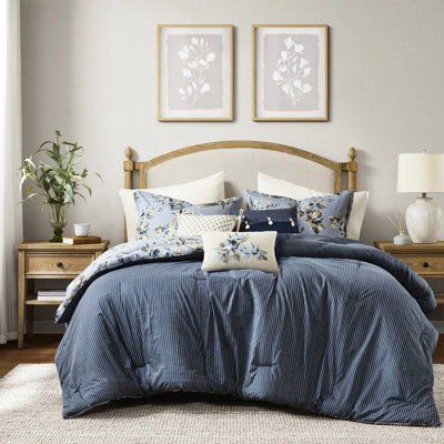 Édredon grand 7 pièces avec motifs floraux rétro et motif réversible. La texture ajoute du caractère. Confort toutes saisons confectionné en mélange de coton. Livré avec 3 coussins décoratifs, jupe de lit 7 pièces