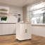 Îlot de cuisine polyvalent avec porte de grange, roulettes et amplement de rangement pour les petits espaces et une utilisation multifonctionnelle