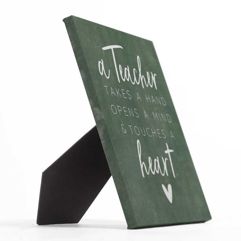 Un enseignant prend une main pour ouvrir un esprit et touche une plaque décorative easelback coeur