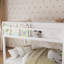 Lit superposé simple au-dessus d'un lit simple pour enfant avec garde-corps et échelle-178793882