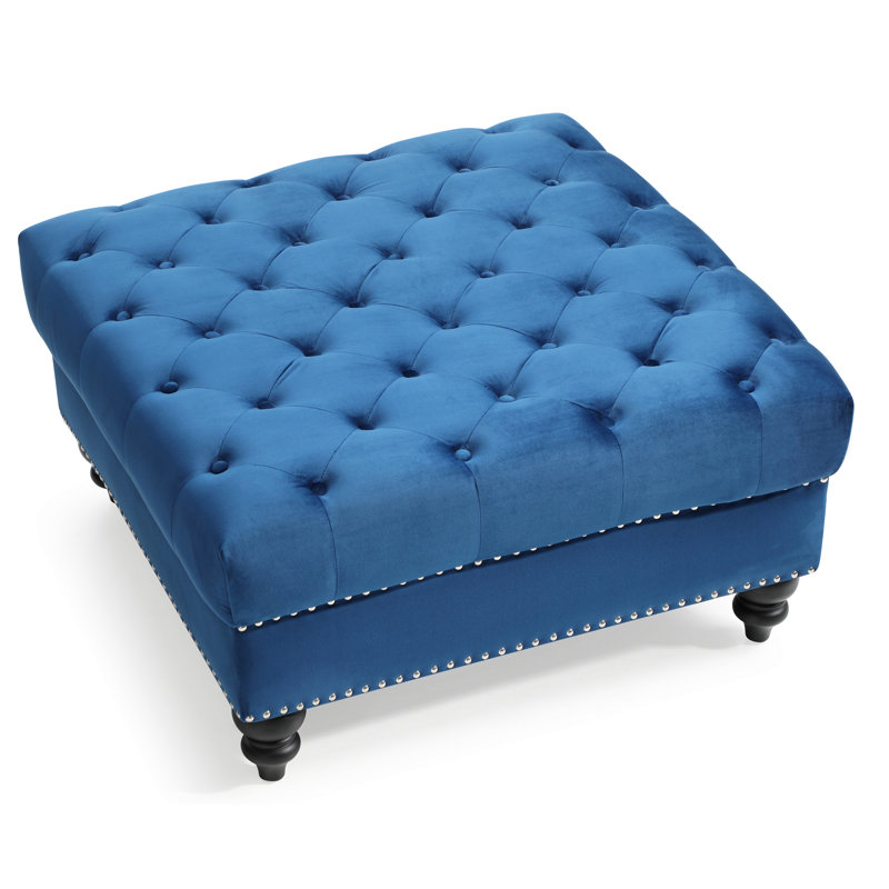 Élégant repose-pieds à garniture cloutée, parfait pour les sièges et la décoration