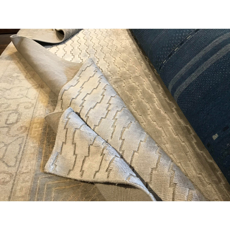 Silk Abstract Area Rug in Gray, Rectangle 4'1" x 5'11"