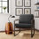 Fauteuil d'appoint en similicuir Finch Everett, structure carrée en métal, housses amovibles, coussins mi-moelleux