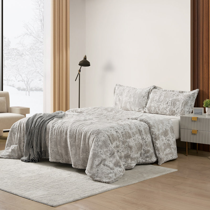 Coma Inducer Snow Lynx White Faux Fur Oversized Comforter Set, King Comforter + 2 King Shams