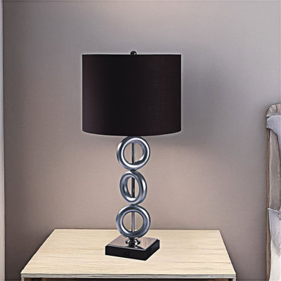 Lampe de table moderne élégante avec prise intégrée et anneaux chromés