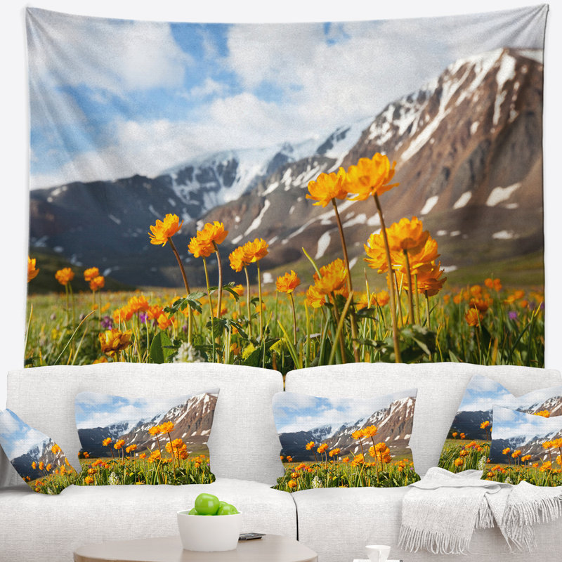 Tapisserie montagne avec fleurs, H 32 po x l 39 po