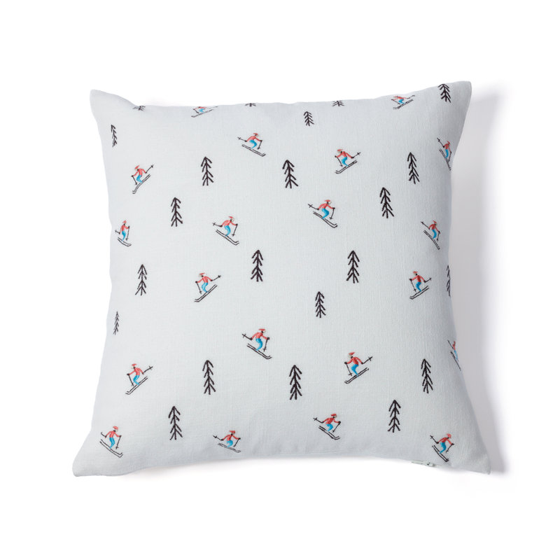 Coussin en coton brodé Ski Mountain, Arbres et skieurs