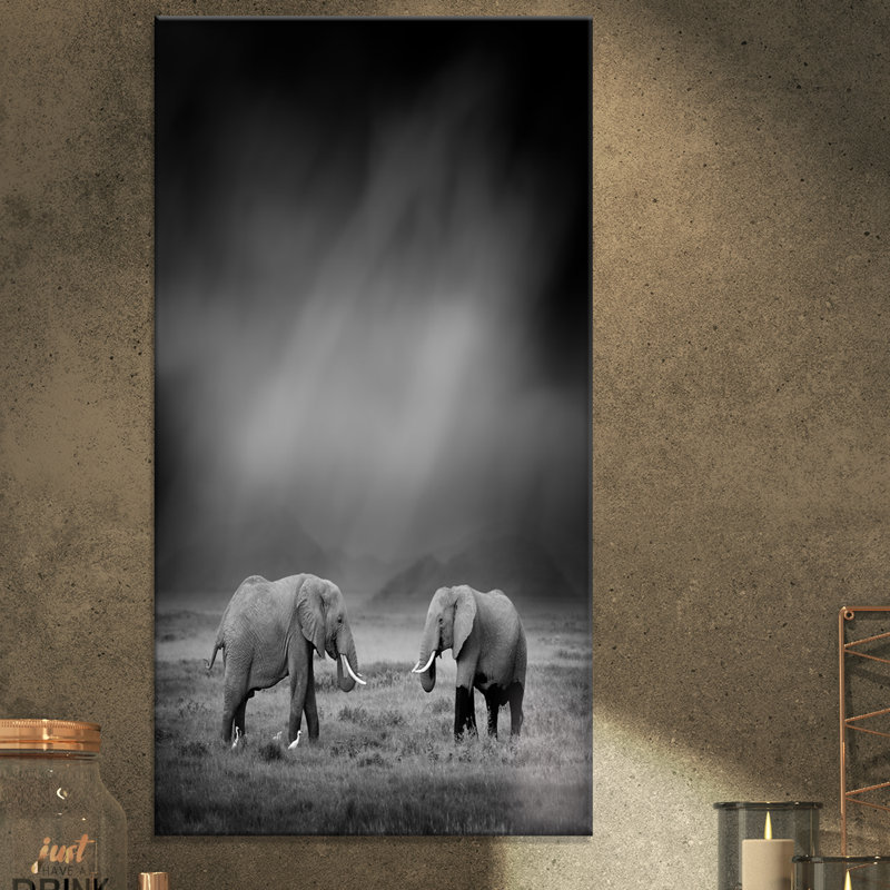 «2 African Elephant in Dark Artwork», reproduction d'impression sur toile tendue, H 32 po x l 16 po x P 1 po