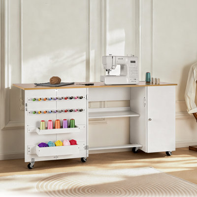 Table de couture pliante, table de machine à coudre polyvalente avec armoire, station de charge, conception compacte, roues, chevilles en bois, plateaux de rangement et tablette, station d'artisanat et bureau d'appoint pour la maison