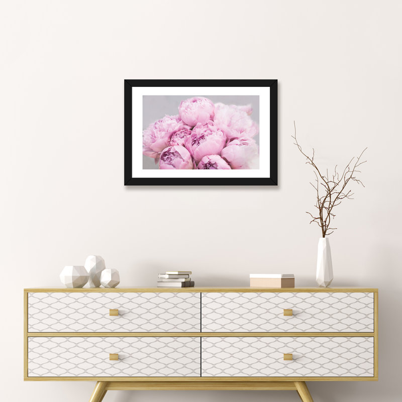 Pivoines par Sissi & Seb - reproduction de photo, H 16 po x l 24 po x P 1 po, Papier encadré noir, Blanc