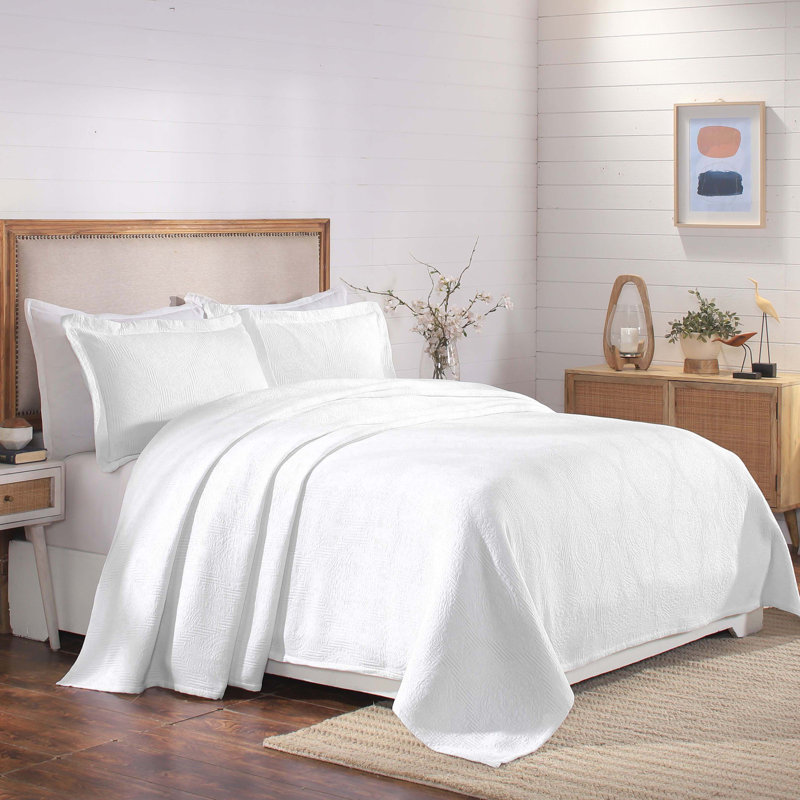 Superior Victory Cotton Matelasse Scrolling Medallion Breathable Bedspread With Pillow Sham Set, White