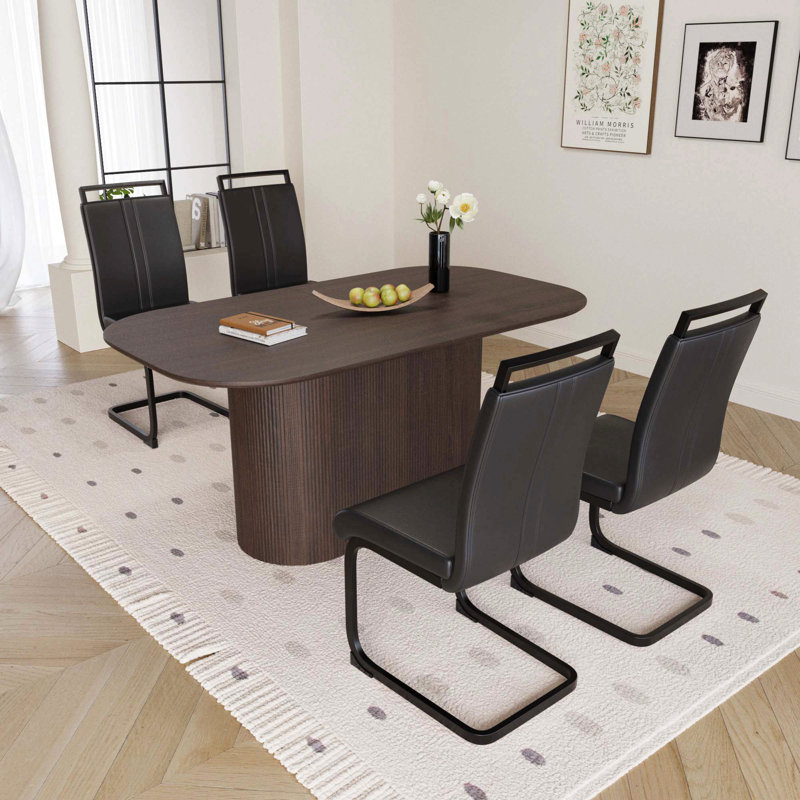 Ensemble de table de salle à manger en MDF de style brun moderne 63 po 63 po et de chaises en polyuréthane sans accoudoirs