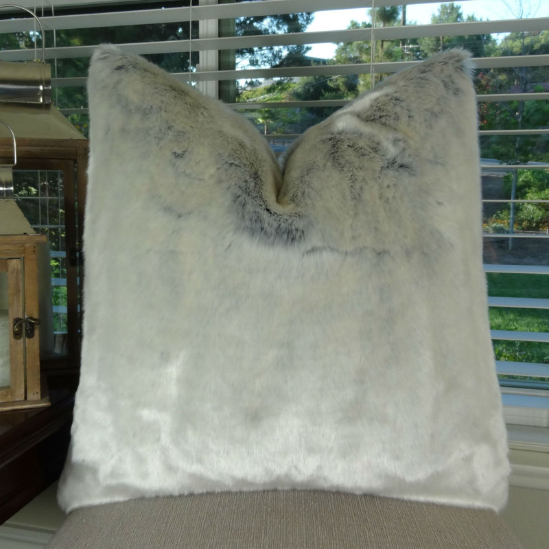 Coussin décoratif en fausse fourrure de luxe Ice-Tissavel, Option d'insert : polyester hypoallergénique, 22 po x 22 po