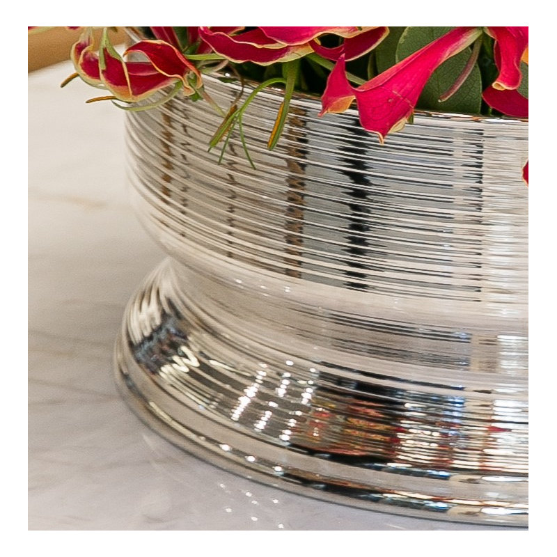 Vasos E Centros De Mesa Metal Planter, 9" H x 9" W x 4" D