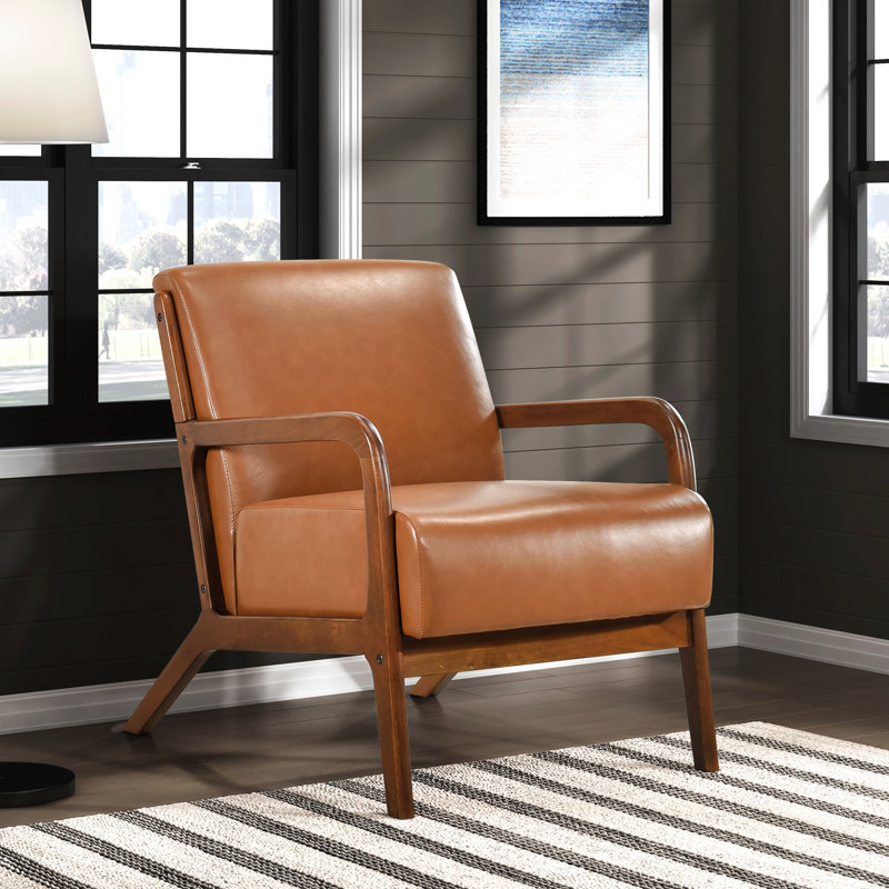 Chaise d'appoint au fini noyer avec assise de 22 po de largeur en similicuir brun et structure en bois massif