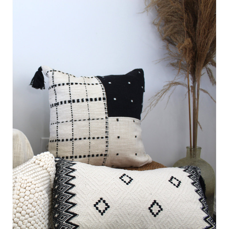 Housse de coussin décoratif 18 po x 18 po à broderies géométriques ivoire et noire