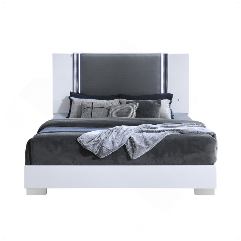Grand lit lisse blanc avec éclairage décoratif à DEL pour un décor de chambre à coucher moderne et élégant