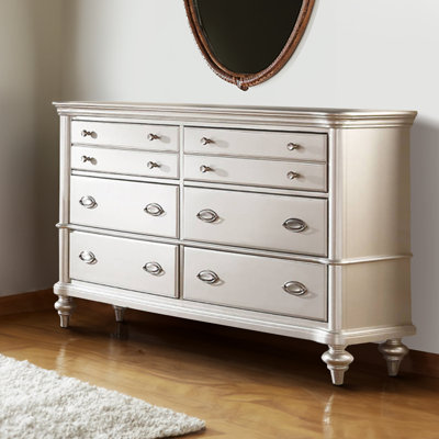 Commode 6 tiroirs de 63 pouces de largeur, boutons en cristal, détails moulés, argent