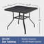 Table carrée pour l'extérieur avec trou pour parasol, structure en métal durable et finition résistante aux intempéries pour une utilisation sur le patio